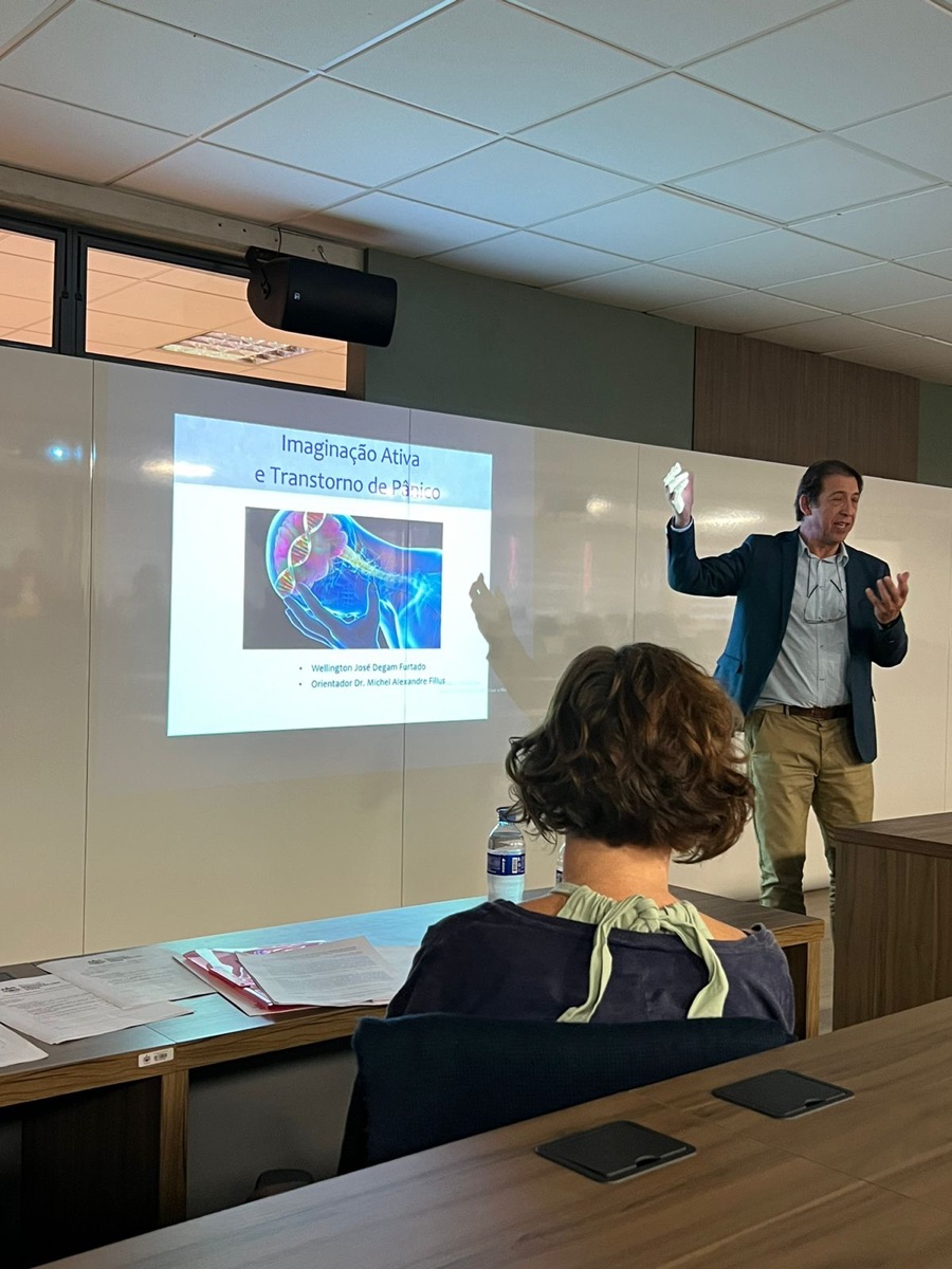 Wellington Degam Furtado apresentando TCC na pós-graduação da PUC-PR